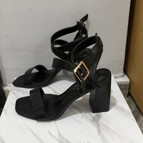 Black leather sandals used, 9 cm heel, size 37