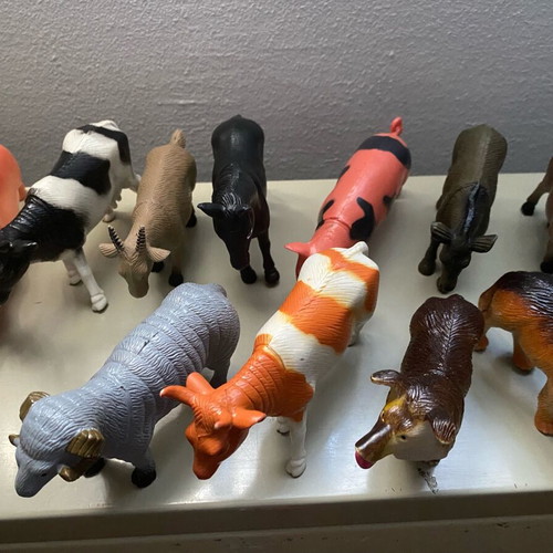 Collectible Animal Farm set like new, 17 figures and 2 accessories