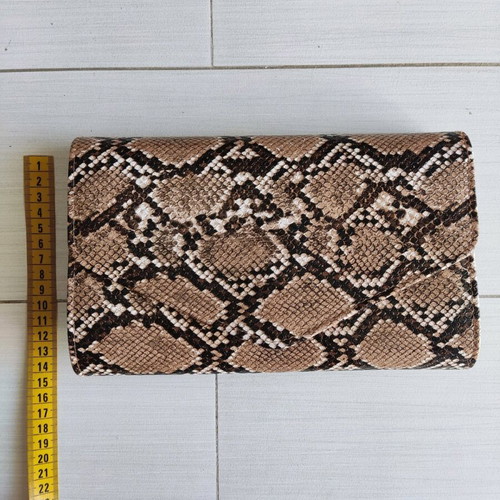 Shoulder bag with snake pattern used, magnetic closure and chain