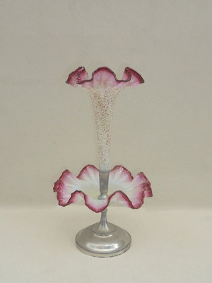 Επιτραπέζιο διακοσμητικό γυαλί δαντελωτό γαλλικό, σαν καινούργιο, τέλη 19ου αιώνα