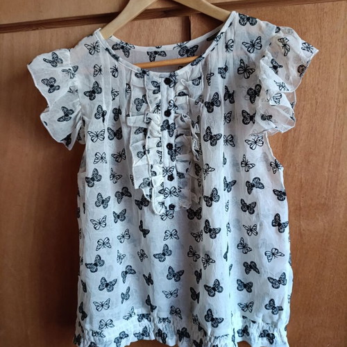 Vintage chic blouse with butterflies and ruffles size M like new