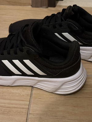 Αθλητικά παπούτσια Adidas γυναικεία σαν καινούργιο, μαύρο και άσπρο, νούμερο 37.5