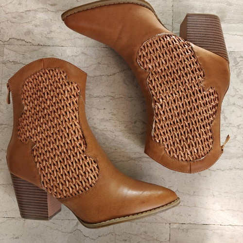 Brown ankle boots with knitted design and stable heel like new