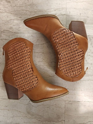 Brown ankle boots with knitted design and stable heel like new