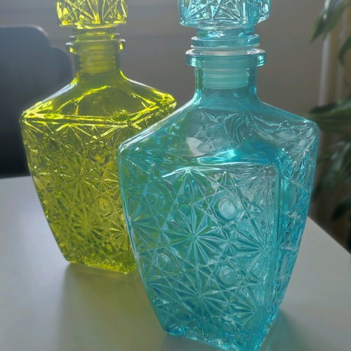 Carafes vintage style, like new, green and blue set of 2