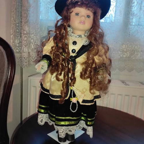 Porcelain doll Annie 44 cm like new with beautiful clothes and hair