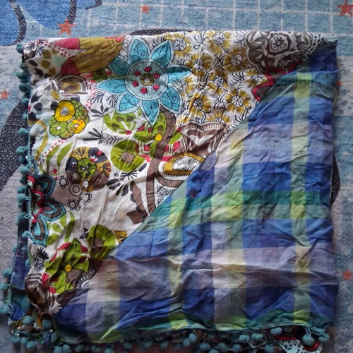 Multicolored scarf like new with pom poms