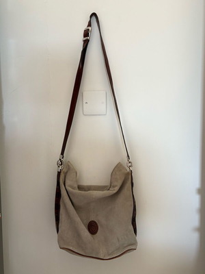 Vintage δερμάτινη τσάντα ώμου μεταχειρισμένη, καστόρι μπεζ και καφέ λεπτομέρειες