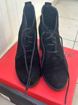 Suede black ankle boots used, size 39