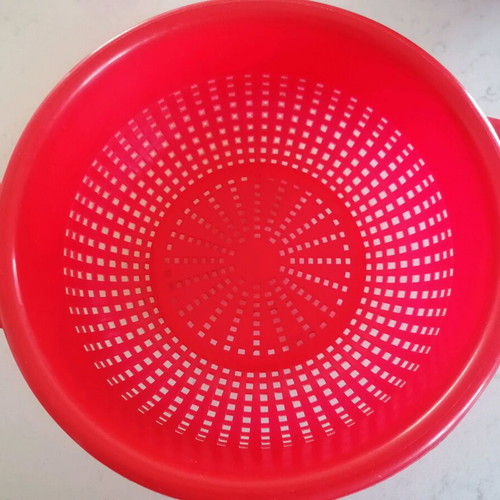 Plastic colander like new with feet, ideal size
