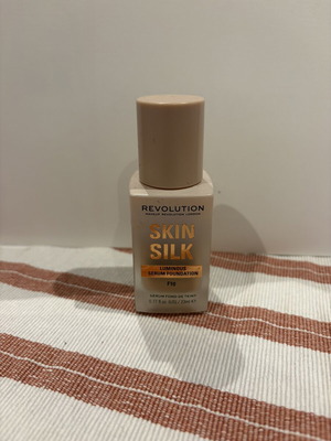 Revolution Skin Silk Luminous foundation ορού F10