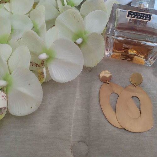Earrings used in gold color with amazing design