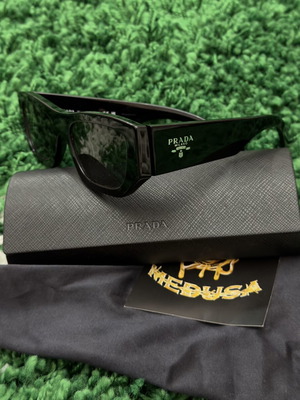 Prada sunglasses like new, black with box
