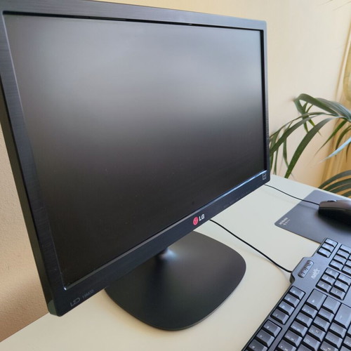 Desktop PC set Pentium 3GHz 4GB RAM with LG 19" monitor, keyboard, mouse, speakers