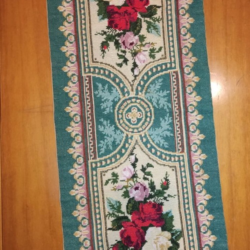 Embroidered table runner with 2 napkins new