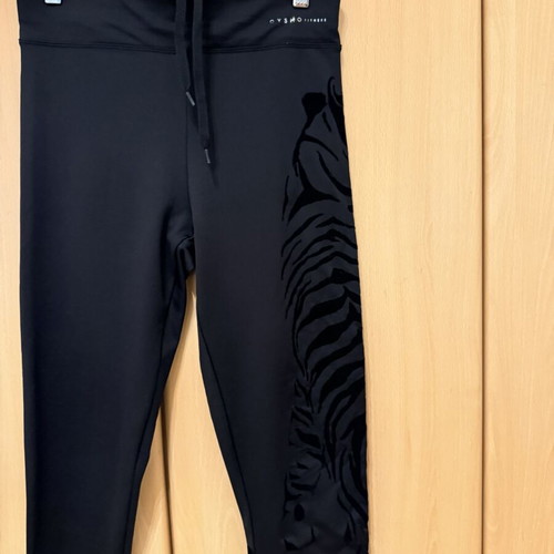 Oysho leggings like new with velvet details and back zipper pocket
