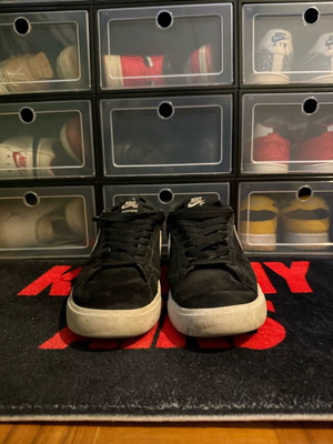 Nike SB athletic shoes used, size 42, black with heel tear
