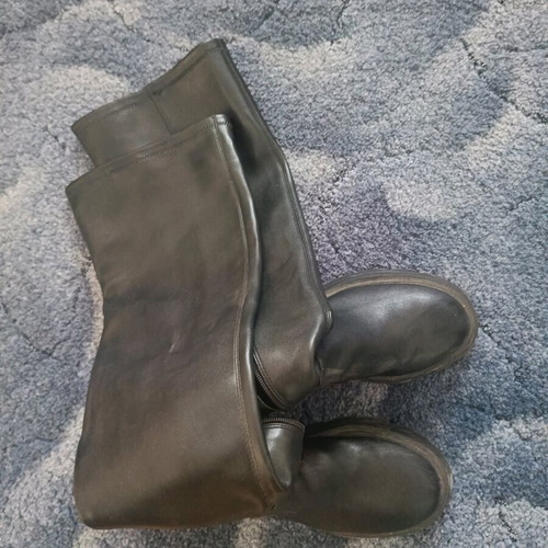 Leather women's boots like new, black, just above the knee
