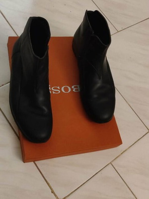Hugo Boss leather ankle boots used, size 41.5, black