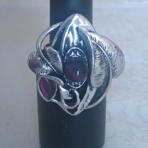 Ring with purple stones like new, adjustable opening