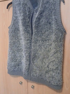 Ζεστό ζακετάκι αμάνικο γκρι σαν καινούργιο, μέγεθος L