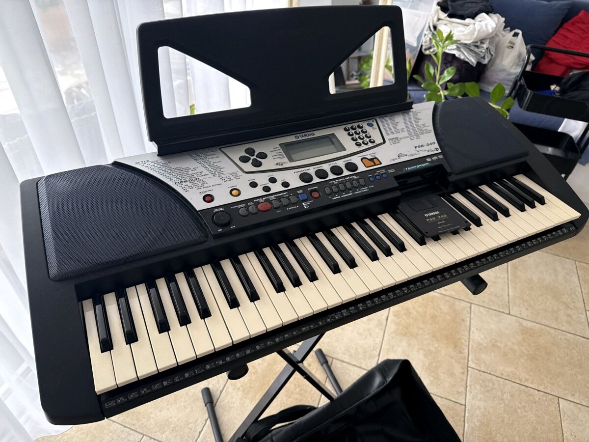 Yamaha PSR 340 used with stand, case… - € 400,00 - Vendora.cy