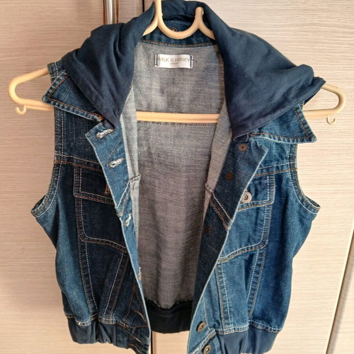 Denim sleeveless vest like new, size S, blue with removable hood