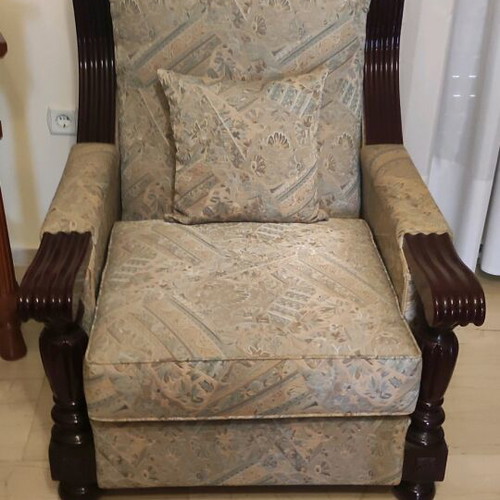 Living room set like new with sofa, 4 armchairs and 3 tables