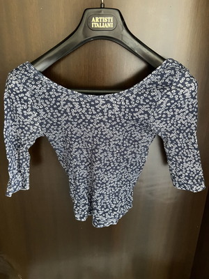Λουλουδένιο crop top με 3/4 μανίκι μεταχειρισμένο, μέγεθος XS, μπλε