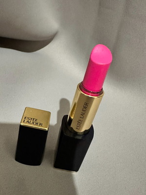 Estée Lauder pink lipstick used