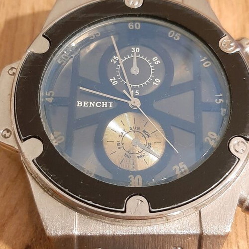 Men's wristwatch like new with decorative hands and scratch-resistant glass