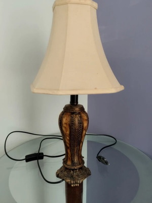 Table lamp vintage beige and brass with embossed details like new