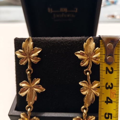 Vintage Monet stud earrings like new, gold tone