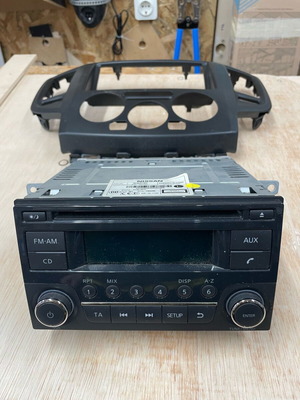 Radio CD NV200 μαζί με κονσόλα σαν καινούργιο