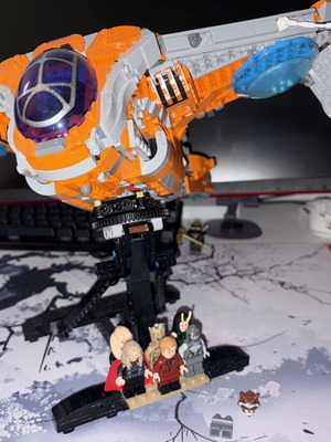 Lego set complete with ship and minifigures like new
