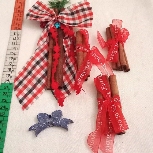 Cinnamon sticks set like new, 5 pieces with ribbons and bow