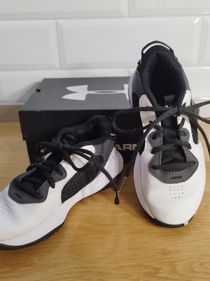 Under Armour basketball shoes kids size 32, black and white