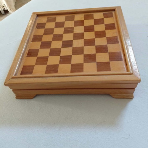 Collectible multi-game set with chessboard, backgammon, checkers, dice