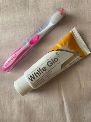 Σετάκι White Glow ροζ οδοντόβουρτσα και λευκαντική οδοντόκρεμα Smokers Formula σαν καινούργιο