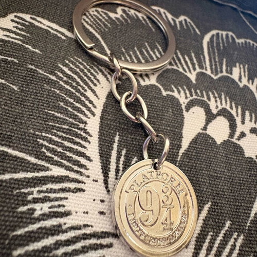 Harry Potter Platform 9 ¾ Keychain silver new