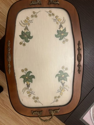 Vintage wooden serving tray like new with brass handles