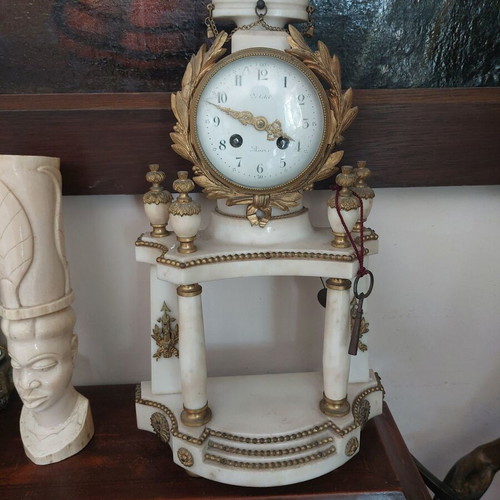 French Table Clock Pendule de Cheminee Portico Louis XVI Style Carrara Marble and Gilded Bronze like new