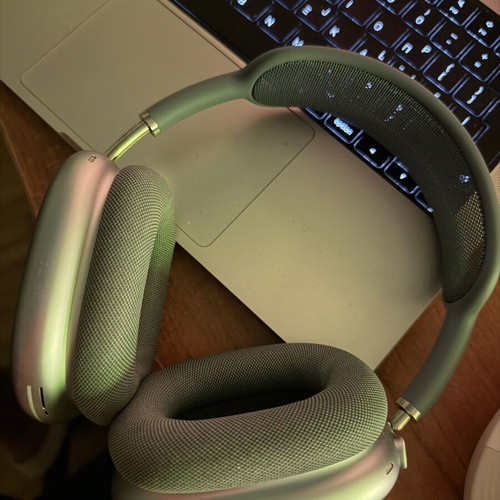 AirPods Max like new, bought April 2026