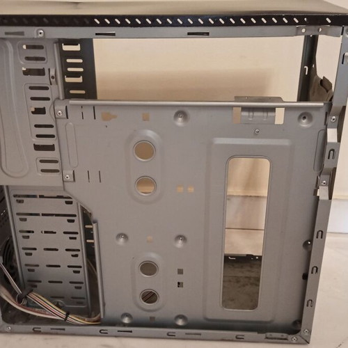 Παλαιός πύργος υπολογιστή μεταχειρισμένος χωρίς πλαϊνά μέσο μέγεθος