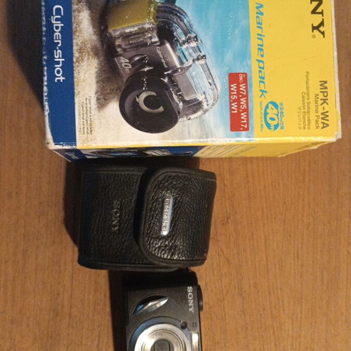 Sony Cyber-shot DSC-W15 with underwater case like new