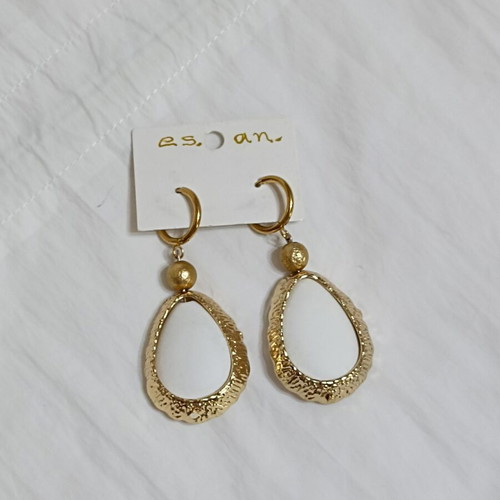 Women's earrings with white drop and gold-tone frame, stainless clasp