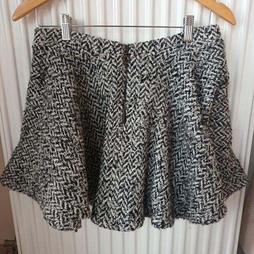 Oneonone skirt like new, size S, black and white