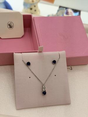 Swarovski σετ κοσμημάτων με κολιέ και καρφωτά σκουλαρίκια με μπλε κρύσταλλα