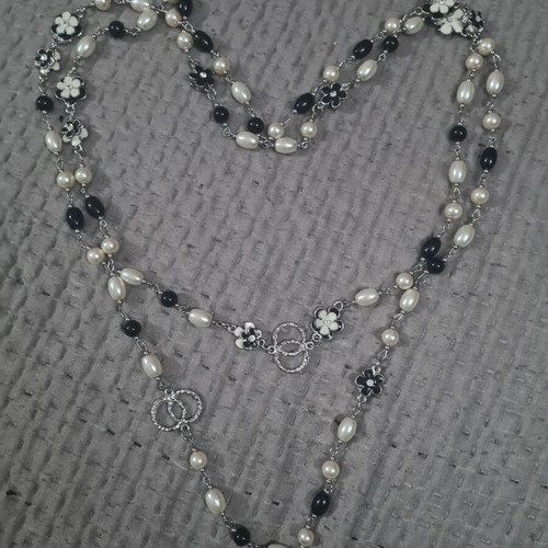 Pearl necklace 80cm new, Chanel style with black and white flowers and CC logo