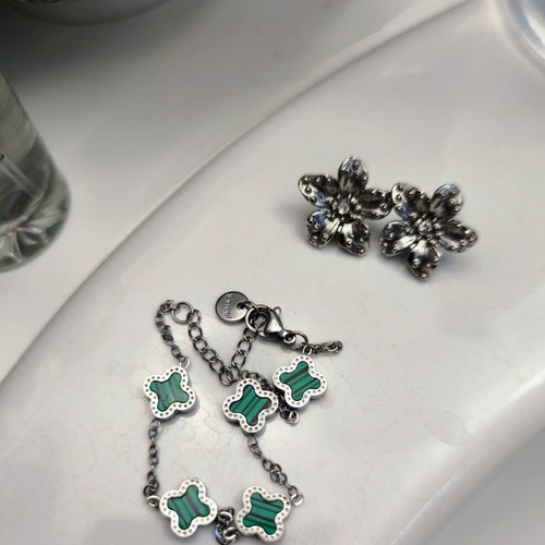 Flower earrings and bracelet set stainless steel used